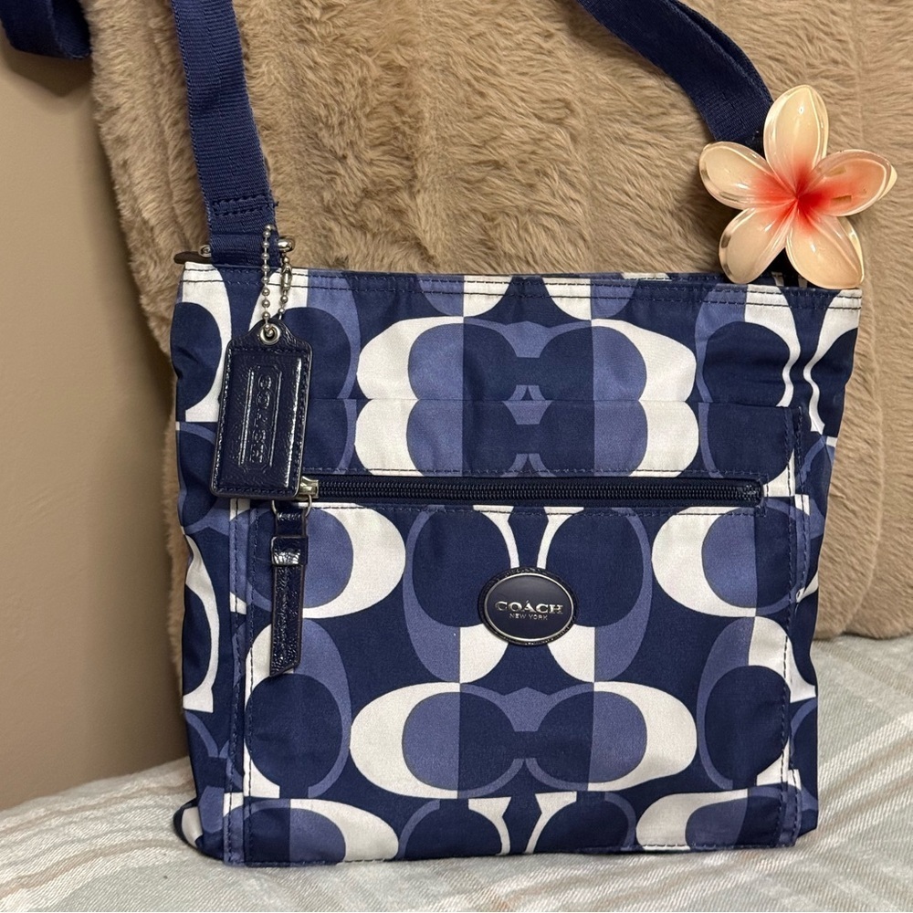 ⚓️ Coach Poppy Getaway Signature Nylon File Bag - RARE Limited Edition⚓️ 🌊 - Picture 2 of 4